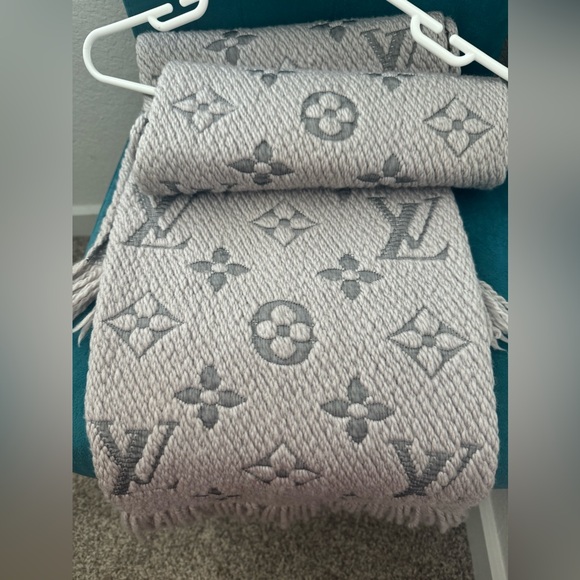 Authentic Logo Mania Scarf Louis Vuitton - Picture 9 of 14